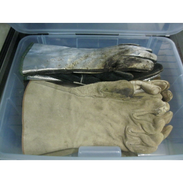 WELDING GLOVES