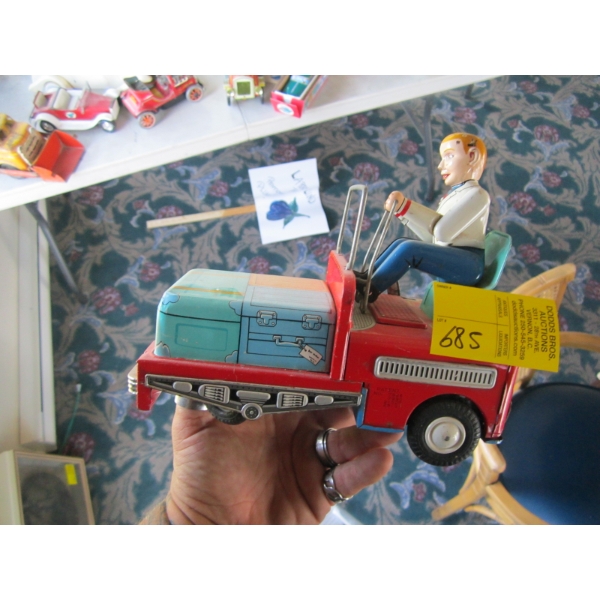 TIN BATTERY OPERATED TOY