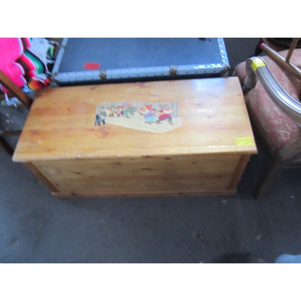 SNOW WHITE & 7 DWARFS WOODEN TRUNK
