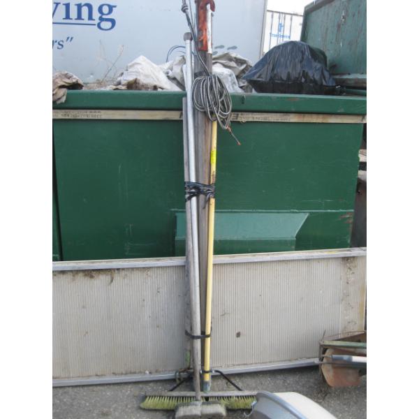 BUNDLE OF GARDEN TOOLS