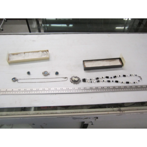 2 SMALL JEWELLERY BOXES WITH CHAIN, PENDANT SET & ANOTHER PENDANT & CHAIN