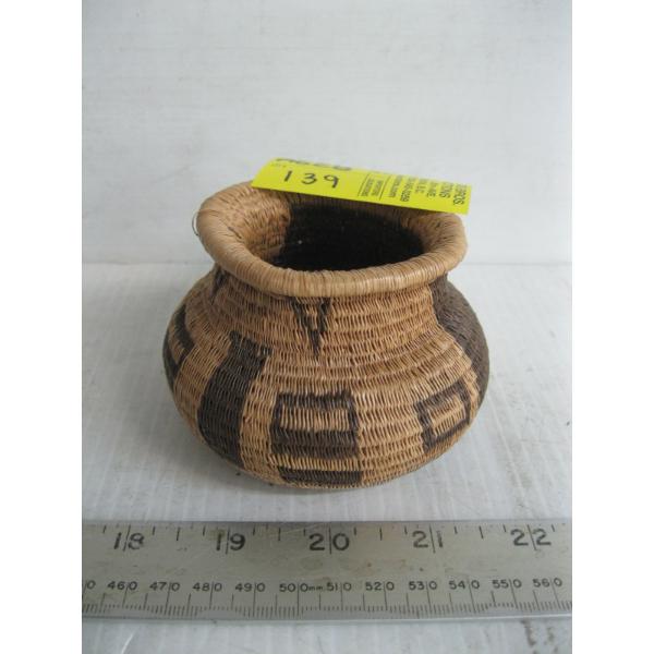 SM. HANDMADE BASKET W/PATTERN