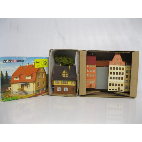 3 HO SIZE BUILDINGS