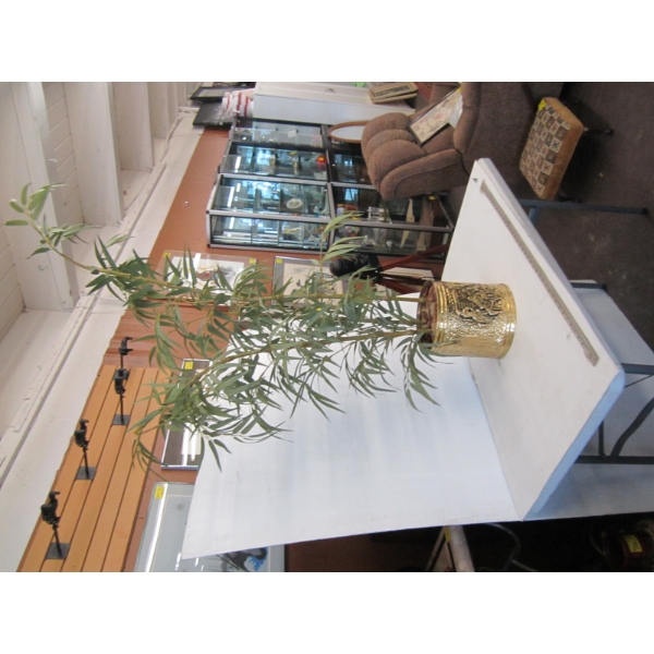 ARTIFICIAL PLANT W/GOLD PLANT POT