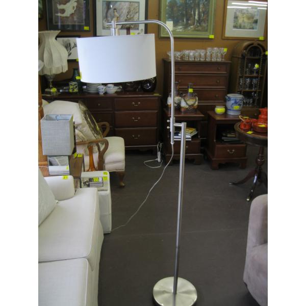 ADJUSTABLE HEIGHT FLOOR LAMP