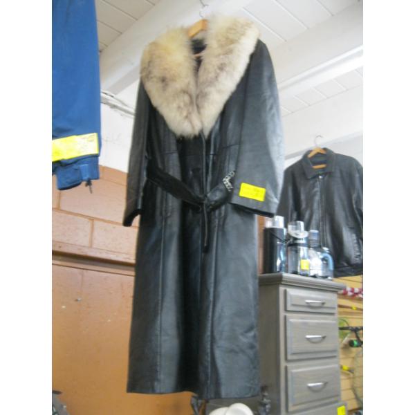 SZ S LONG LEATHER COAT W/FUR COLLAR