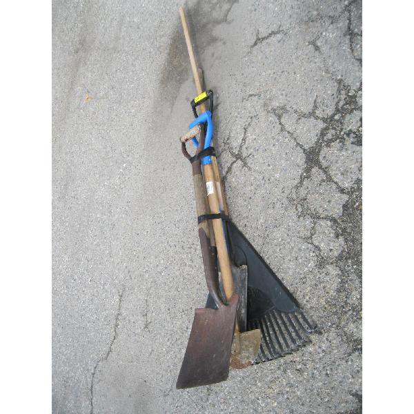 BUNDLE OF GARDEN TOOLS