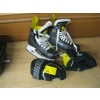 Image 1 : SM. PAIR OF BAUER SKATES, SZ 4 & A PAIR OF GLOVES