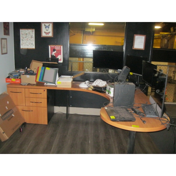 L SHAPED LG. OFFICE DESK