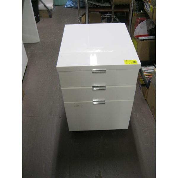 1 - 3 DRAWER SET OF DRAWERS