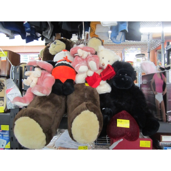 STUFFED ANIMALS INCL. LARGE BEAR