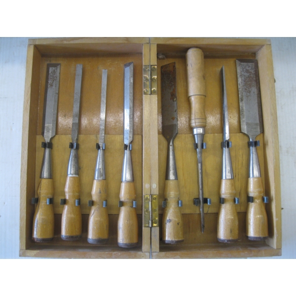 WOODEN BOX OF CHISELS