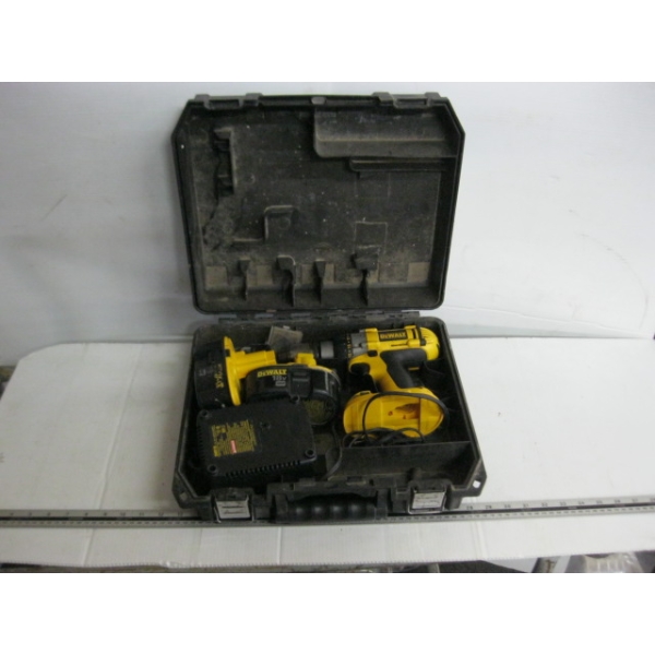 DEWALT 18V CORDLESS DRILL - 2 BATTERIES & A CHARGER
