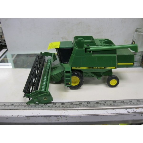 JOHN DEERE DIECAST COMBINE MODEL 9500