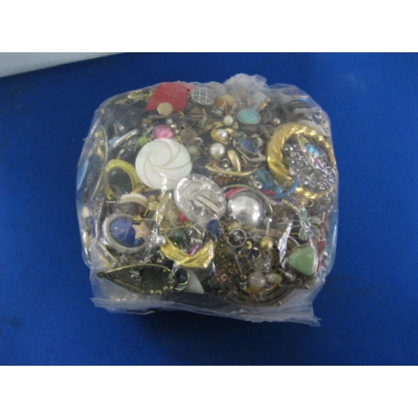 BAG OF COSTUME JEWELLERY