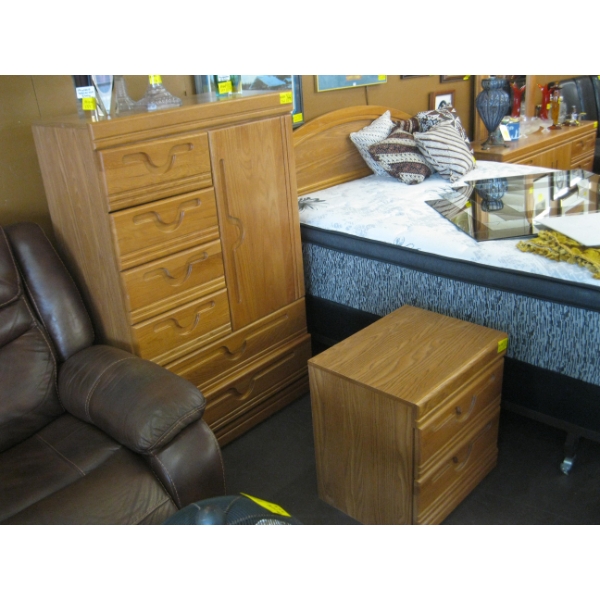 OAK BEDROOM SUITE - MIRRORED DRESSER, HIGHBOY CHEST OF DRAWERS, HEADBOARD & 2 DRAWER NIGHTSTAND