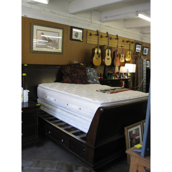 KING SIZE SLEIGH BED W/DRAWERS
