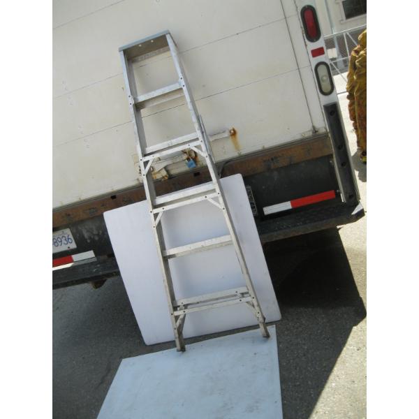 6' ALUMINUM STEPLADDER