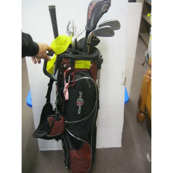 RIGHT HANDED IRONS W/PUTTER IN RED & BLACK BAG