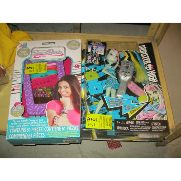 STRAND BANDS & MONSTER HIGH FIGURINE