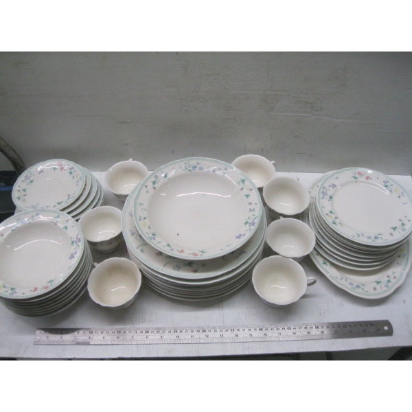 SET OF GREEN FLORAL PATTERN DISHES