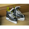 Image 3 : SM. PAIR OF BAUER SKATES, SZ 4 & A PAIR OF GLOVES