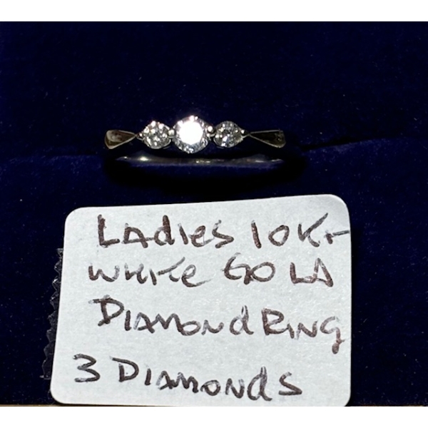 LADIES 10KT WHITE GOLD DIAMOND RING W/3 DIAMONDS - SZ 4.5