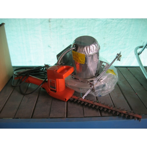 BLACK & DECKER HEDGE TRIMMER, POTLIGHT & LIGHT