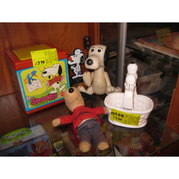 COLLECTION OF SNOOPY ITEMS