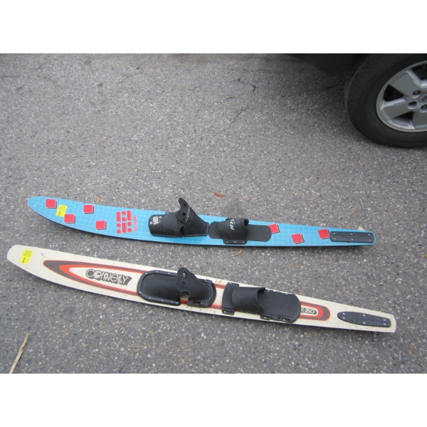 2 SLOLOM WATER SKIS - CONNELY & HO