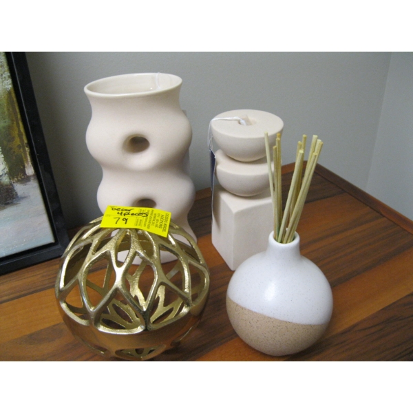 4 PIECES OF DÉCOR