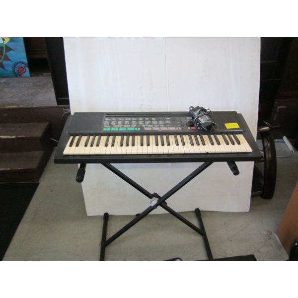YAMAHA ELECTRIC KEYBOARD W/STAND