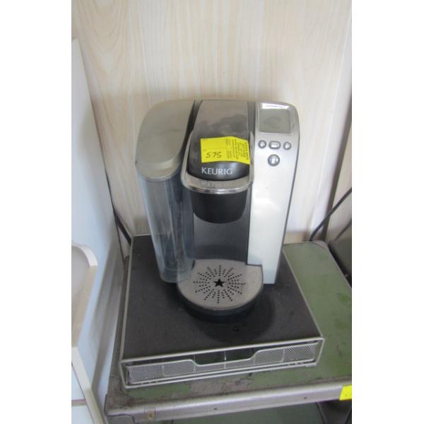KEURIG COFFEEMAKER WITH POD HOLDER