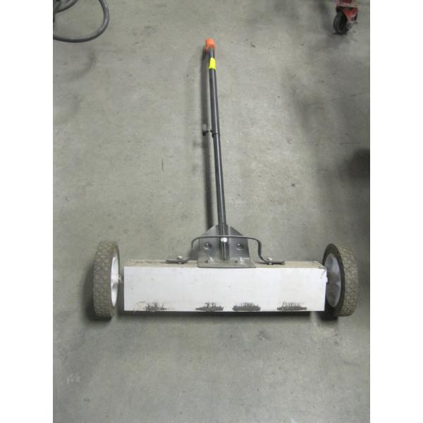 MAGNETIC SCREW/NAIL PICKER UPPER