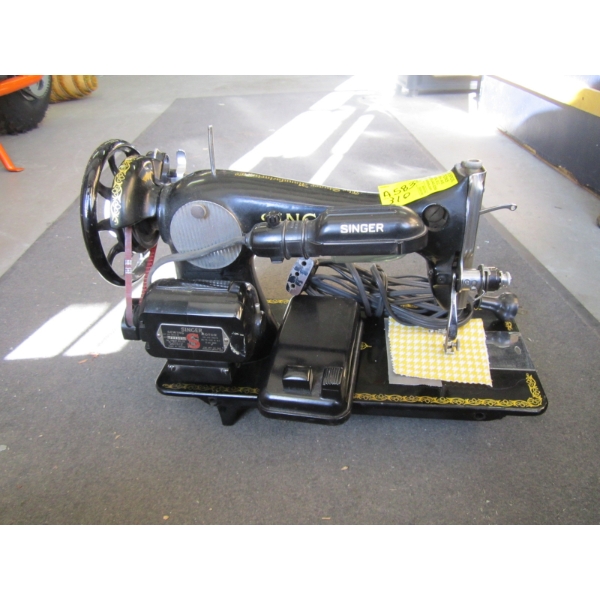 SINGER SEWING MACHINE  - GOOD RUNNING ORDER