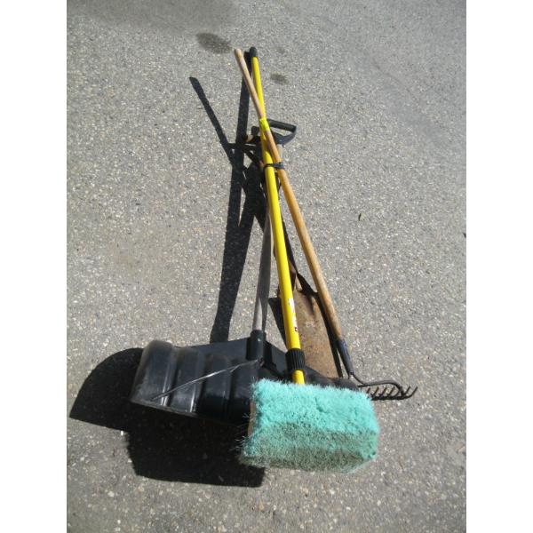 BUNDLE OF GARDEN TOOLS & A SHOVEL