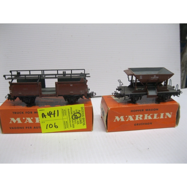2 HO TRAIN CARS