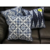 Image 1 : 3 DECORATIVE SM. PILLOWS