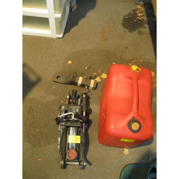 FUEL CAN & A HYDRAULIC JACK W/SOCKET SET