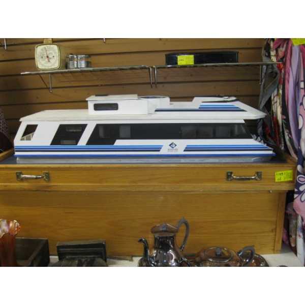 SHUSWAP LAKES RESORT CLUB HOUSEBOAT W/OAK CRATE