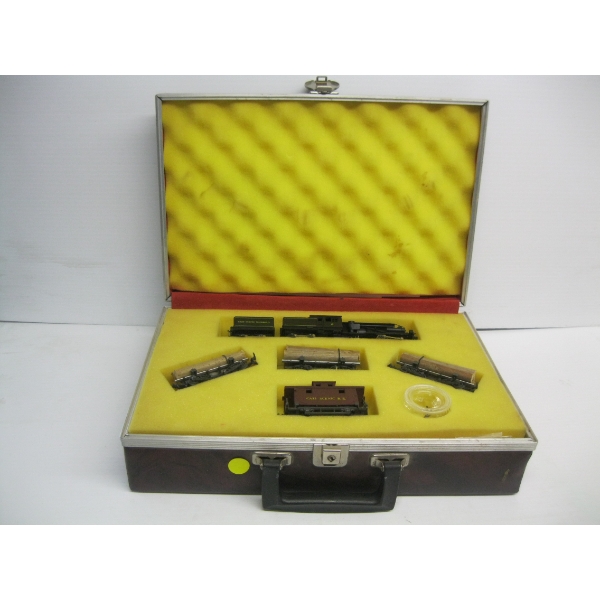 CASED HO SCALE ENGINE & CAR SET