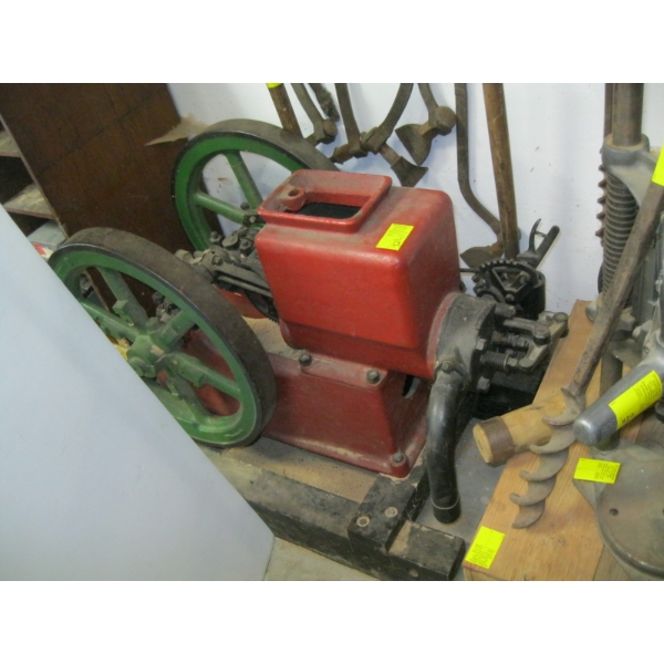 1 1/2 HP INTERNATIONAL HARVESTER 3HP HORIZONTAL ENGINE ON WOOD STAND