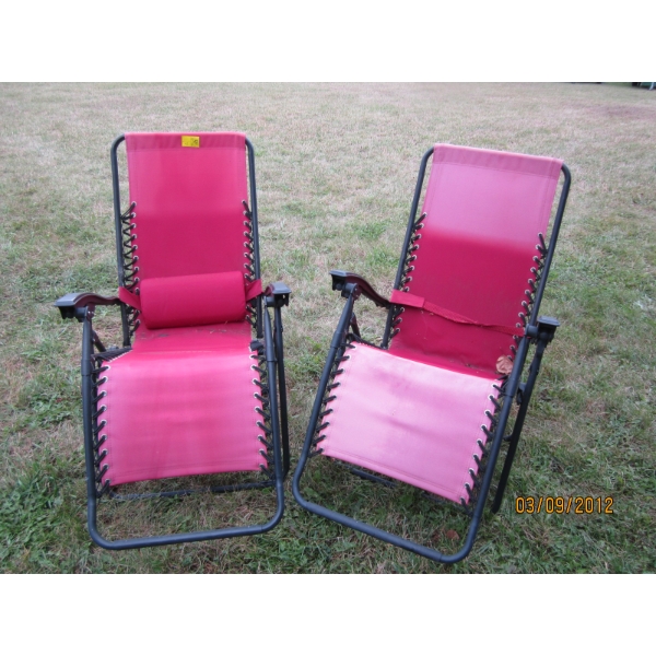 2 FOLDING LOUNGE CHAIRS