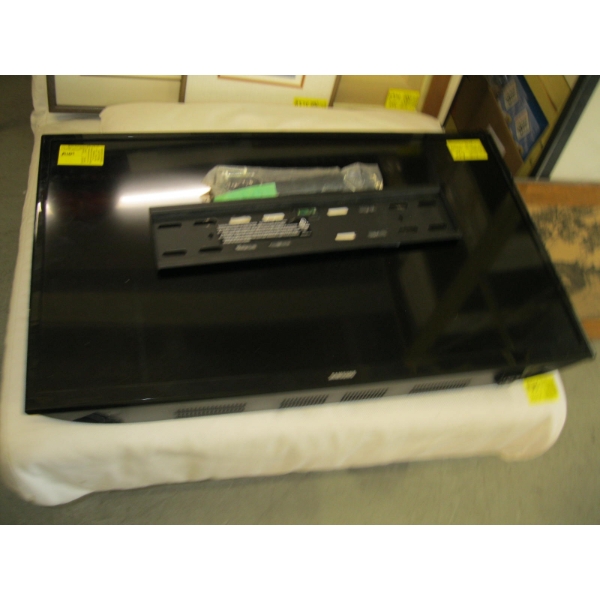SAMSUNG 30" FLATSCREEN TV W/WALL MOUNT