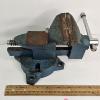 Image 5 : 2 TABLE TOP VISES INCLUDING A VACUUM VISE