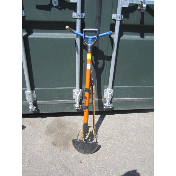 BUNDLE OF GARDEN TOOLS