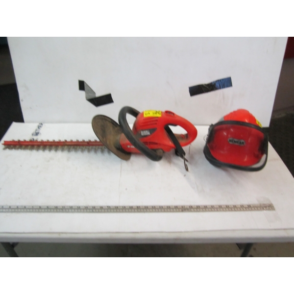 BLACK & DECKER HEDGE TRIMMER W/ACCESS.
