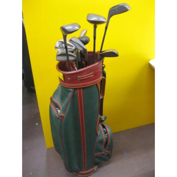 SET OF GOLF CLUBS