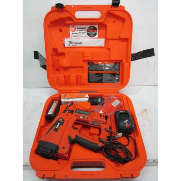 PASLODE IMPULSE GUN W/BATTERY, CHARGER, IN CASE