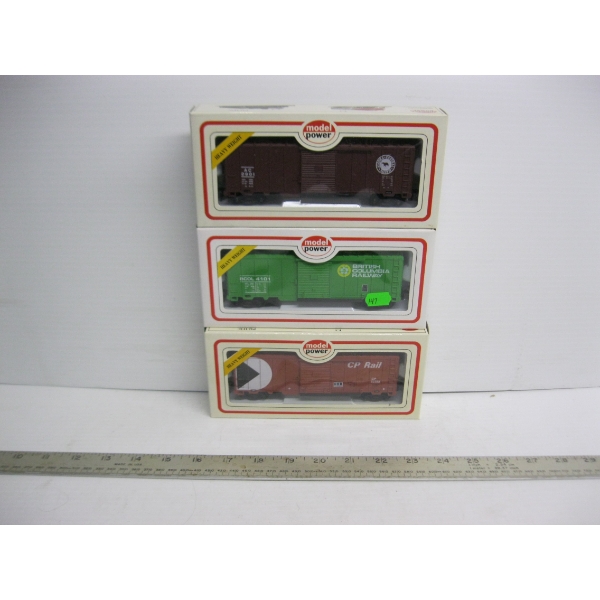3 HO SCALE TRAIN CARS